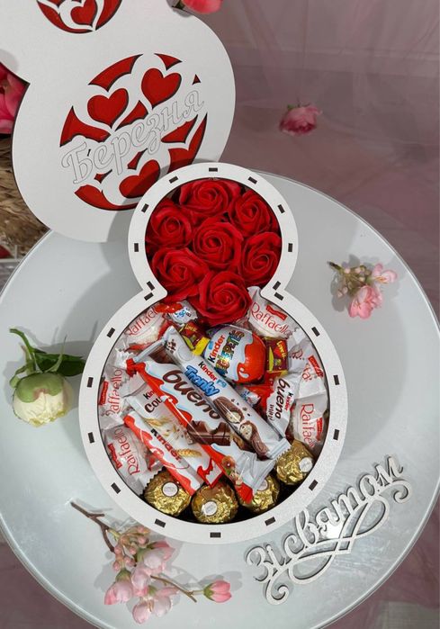 Солодкий подарунок на 8 березня з мильними квітами, преміум солодощами