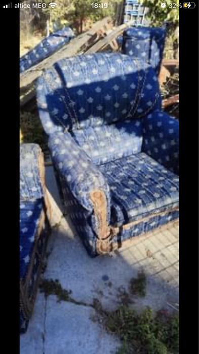 Sofás com banco um pouco antigo