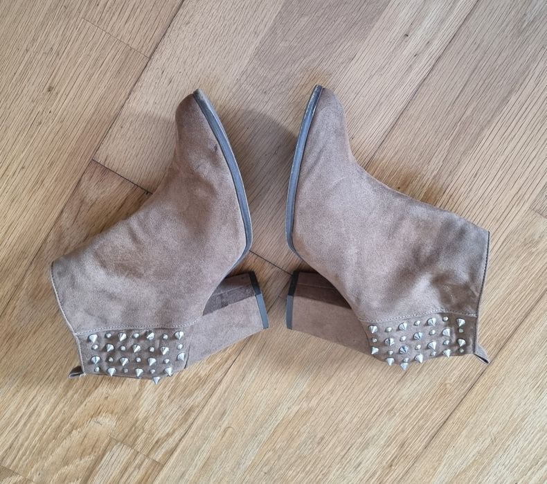 Botins com tachas da Pull&Bear