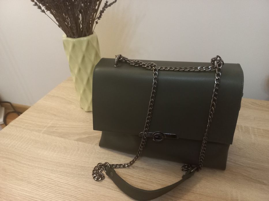 Зелена сумка з рамінцем-ланцюжком