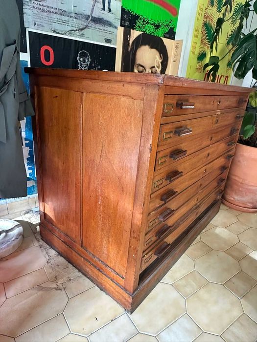 Armário com 8 gavetas