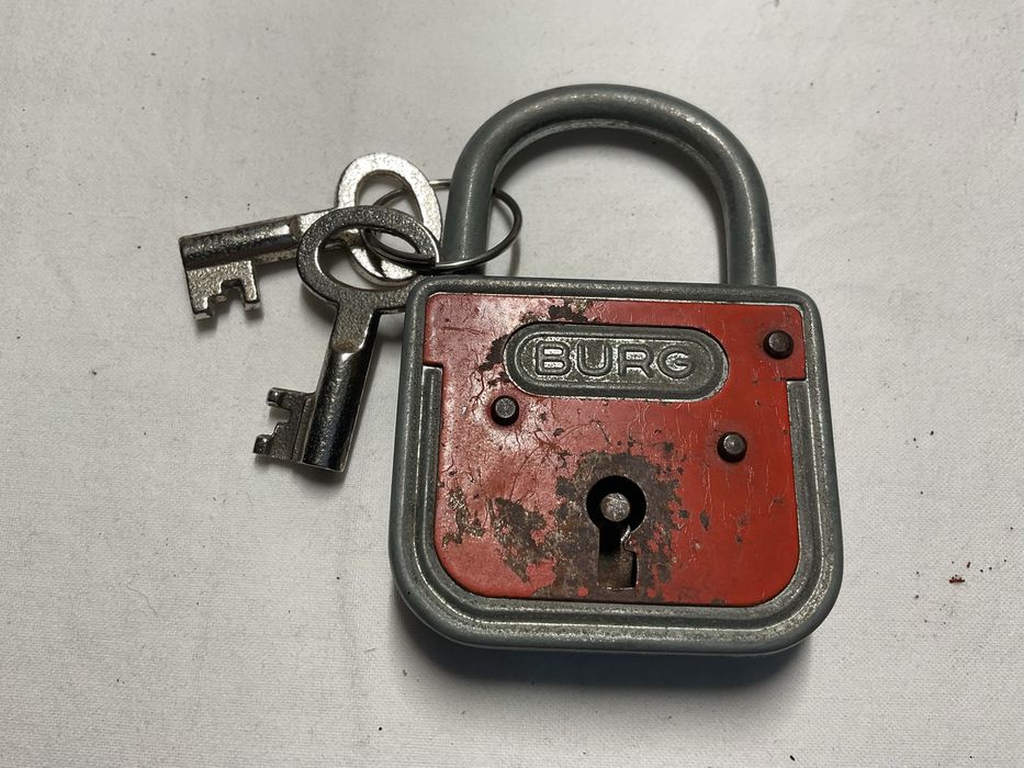Cadeado antigo com chaves