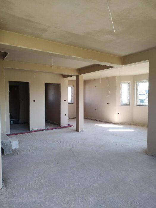 Tynki maszynowe gipsowe i  cementowo wapienne.