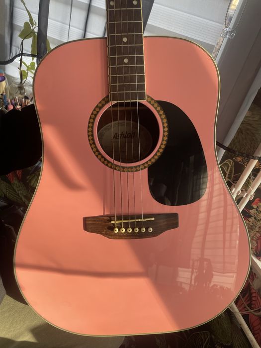Różowa gitara ashton