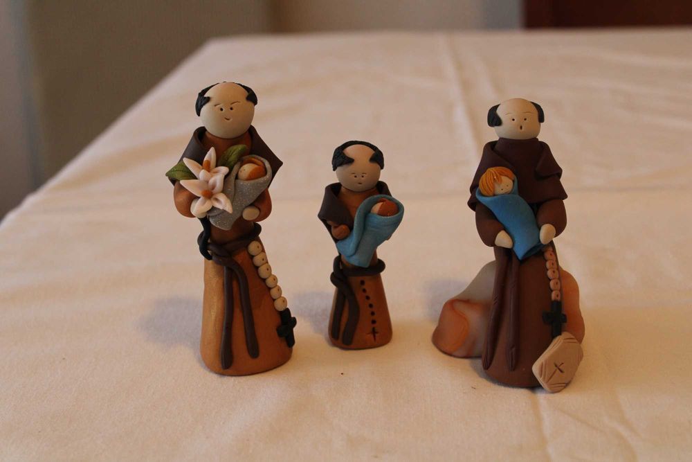 3Figuras  de Santo António, em barro e pintado, assinado Lurdes Alves