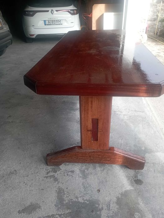 Mesa maciça em madeira