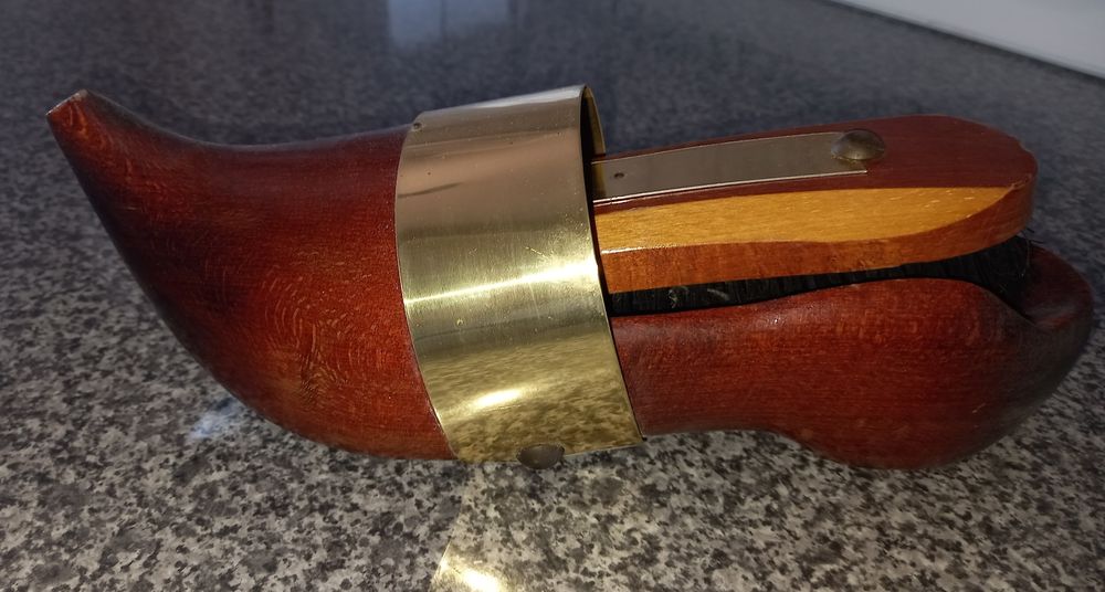 Soca holandesa em madeira e dourado. Peça para pendurar. Barato.