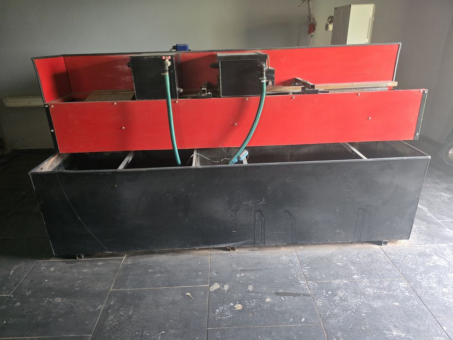 Wielopiła do cegły z taśmociągiem