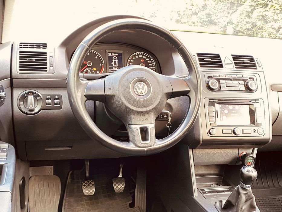 Vw touran rok 2011 poj2.0 tdi 140 km zadbany