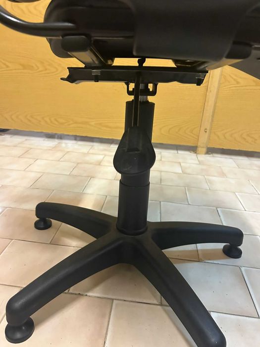 Cadeira preta regulável