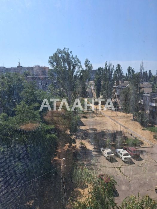 Комната в коммунальной квартире на среднем этаже  в Лузановке