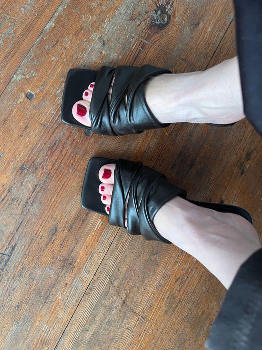 Klapki mule skórzane Massimo Dutti