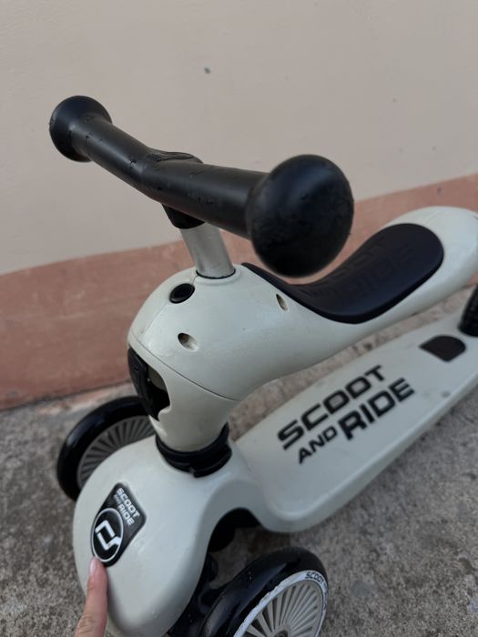 самокат-трансформер Scoot & Ride  у світло-сірому кольорі