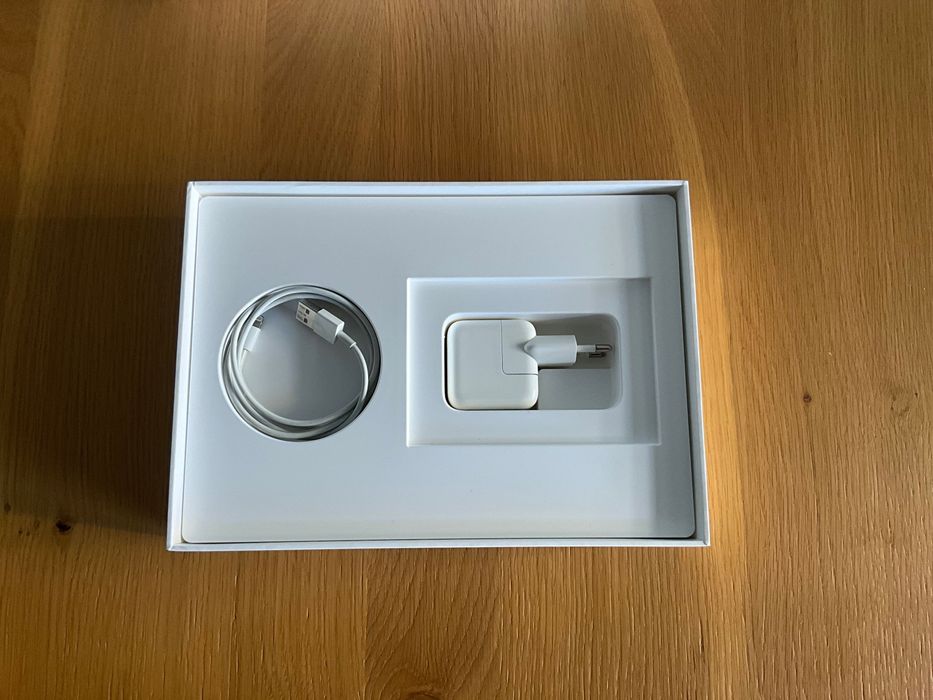 Apple iPad A1823 5th Gen 9,7" 2 GB / 32 GB szary