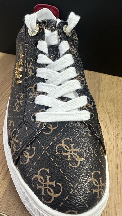 Sapatilhas da Guess castanhas