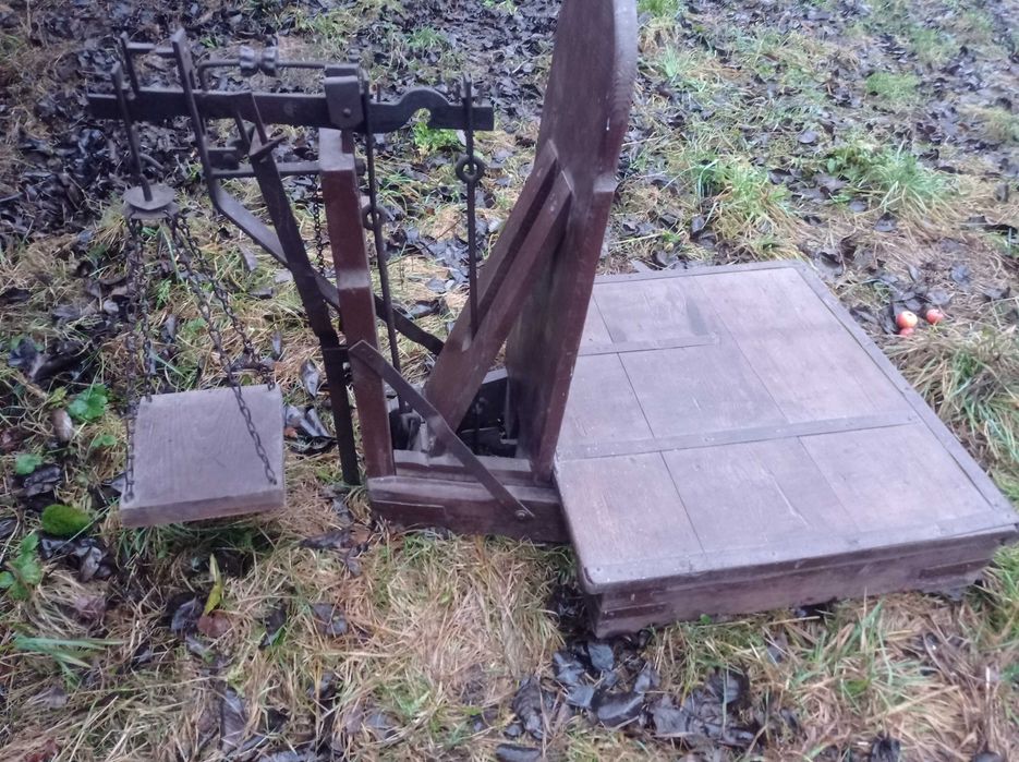 Stara drewniana waga szalkowa