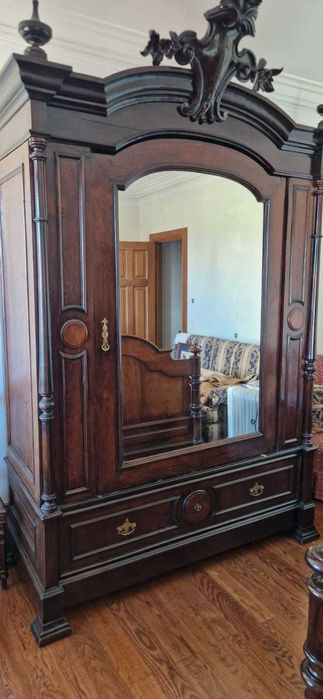 Conjunto cama de casal e guarda fatos estilo Romântico.