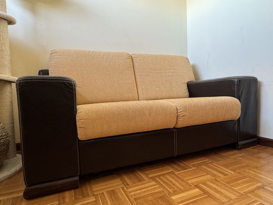 Sofa em pele e tecido