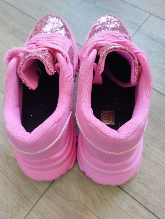 Piękne letnie buty cukierkowe snikersy