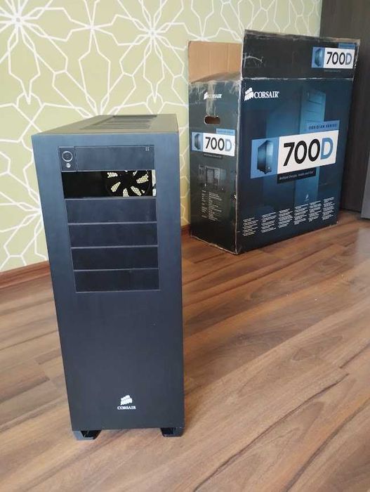 Корпус Corsair 700D