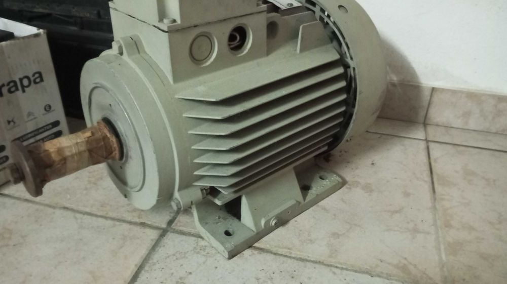 Motor trifásico Siemens 7,5cv nunca usado