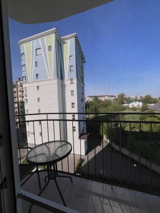 Велика 3 кімнатна квартира у Калиновій Слободі