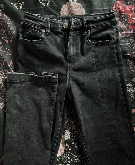 Чорні джинси кльош,знизу є розрізи,в хорошому стані