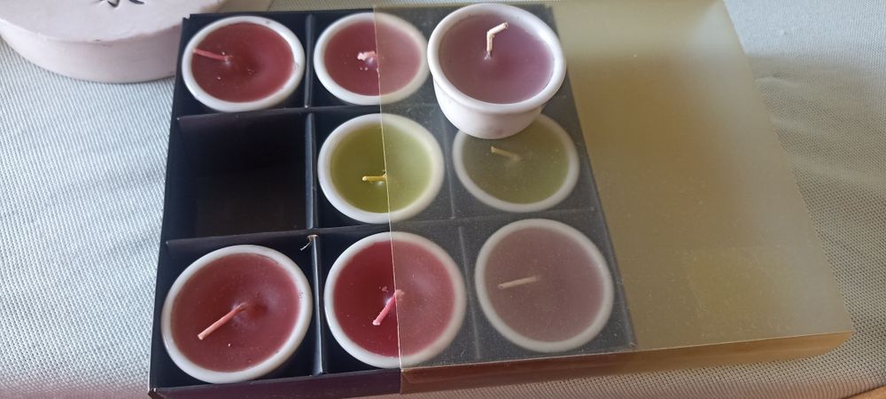 Várias velas e suportes424396578179655685