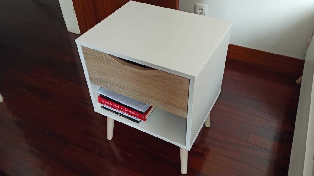 Cama de casal, com estrado e colchão + mesa de cabeceira