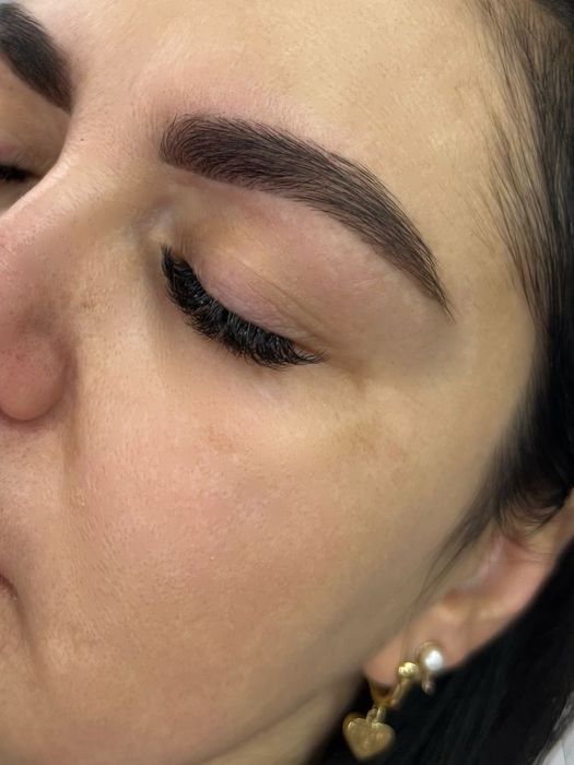 Наращивание ресниц, оформление бровей