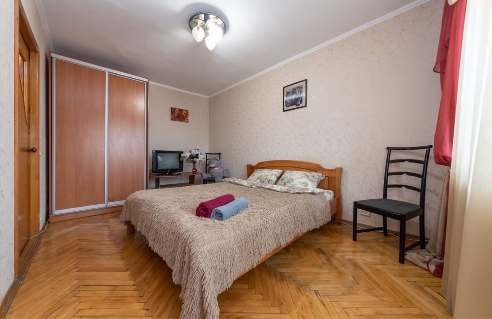 Посуточно возле м. Оболонь отличная кв.