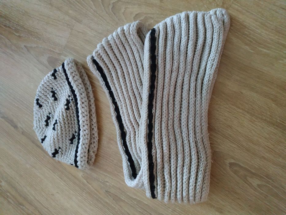 Bezowo czarny komplet czapka i szalik