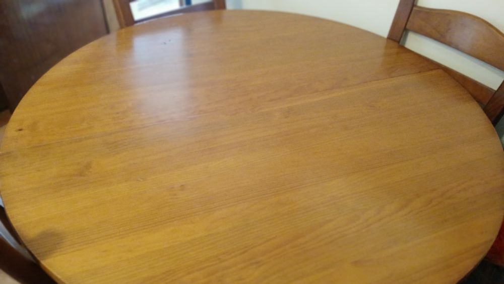 Mesa em madeira +4 cadeiras. A mesa abre, fica com um comprimento  maior