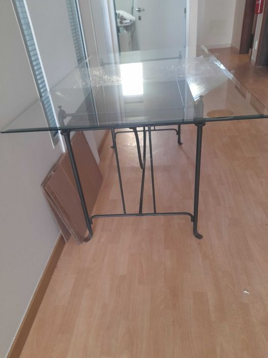 conjunto de mesa com 4 cadeiras e movel