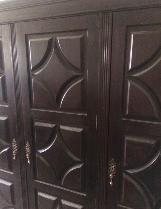 Roupeiro antigo em madeira macica