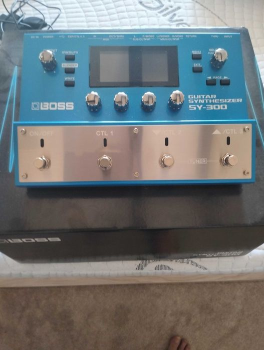 Syntezator Boss SY-300
