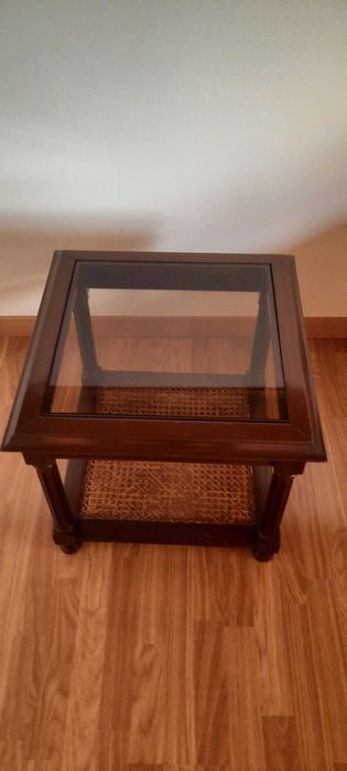 Mesa de apoio em madeira de nogueira com tampo em vidro e palhinha.