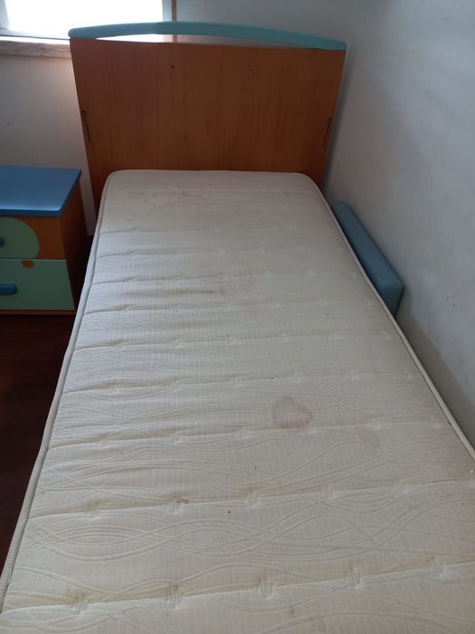 Conjunto de quarto de criança em madeira  .