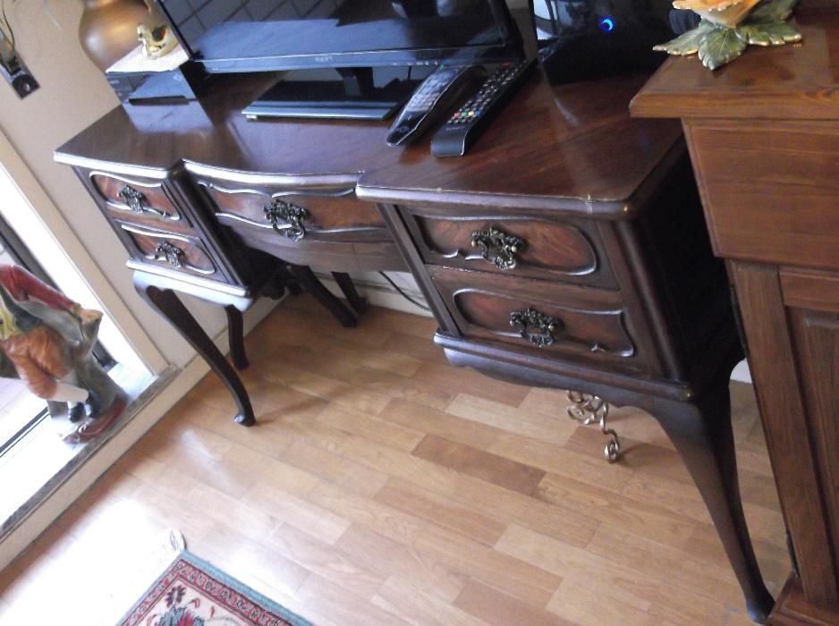 Móvel escrivaninha antiga em madeira com 5 gavetas.