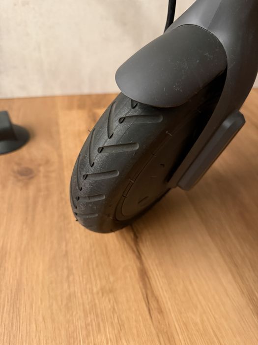 Hulajnoga elektryczna  XIAOMI Mi Essential 20km 250W 8.5”