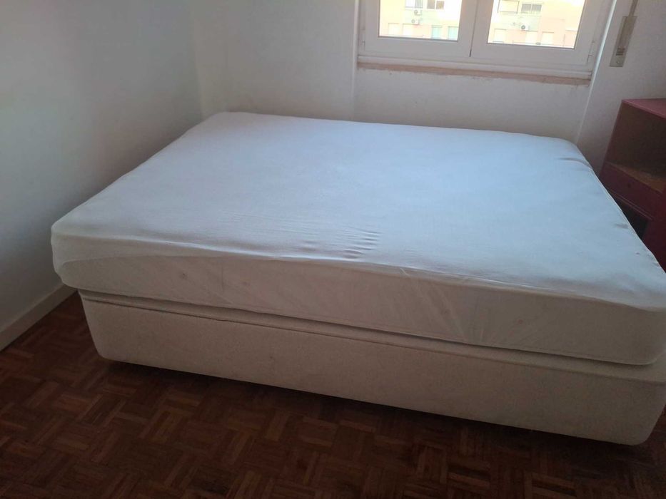 Cama (soumier) de casal com colchão