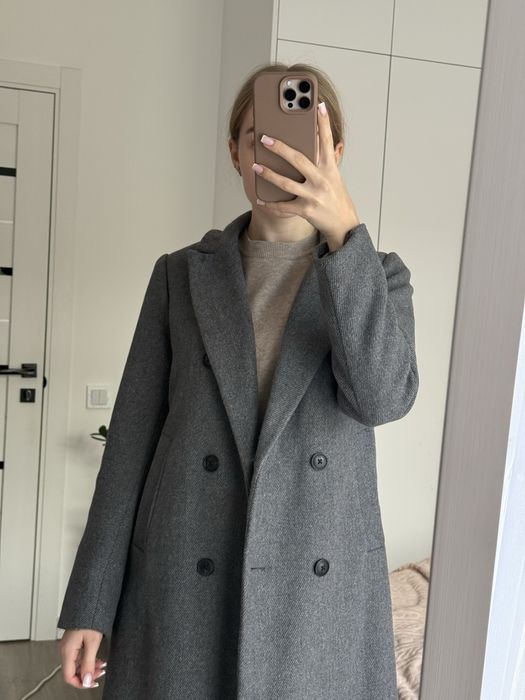 Сіре пальто Stradivarius