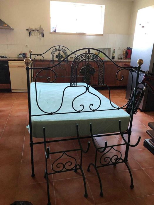 Cama de ferro + 2 mesas de cabeceira (estilo clássico/vintage)