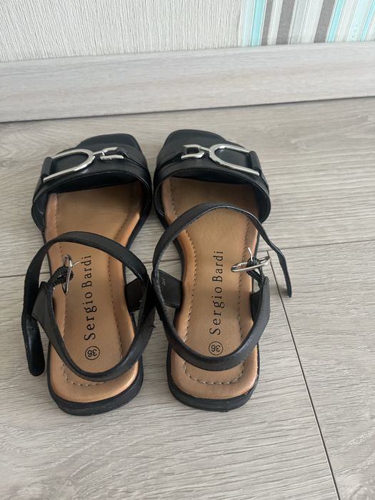 Продам босоножки кожаные на девочку