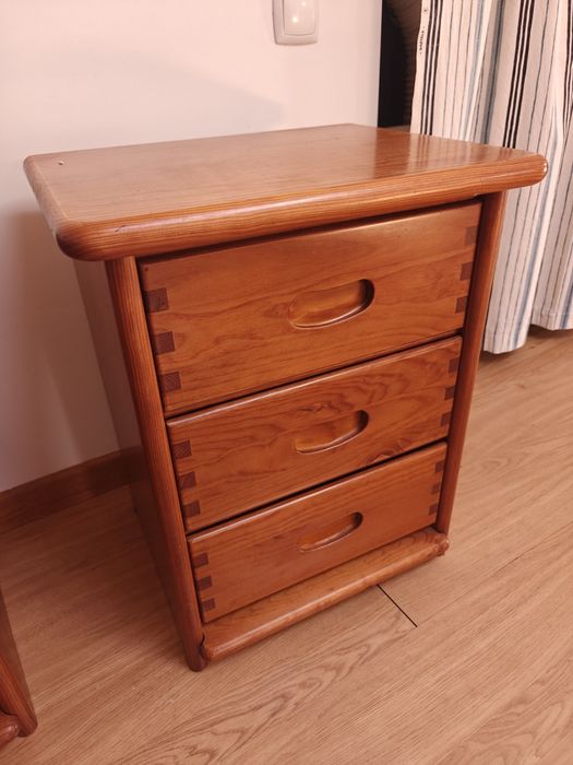 Mesa de Cabeceira em Pinho Maciço ARC (3 Gavetas) - Disponível Par