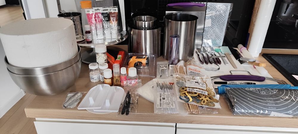 Zestaw akcesoriów do tortów piętrowych (ranty, patera,misy itd.)