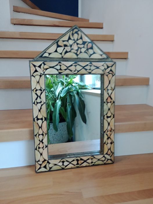 Zabytkowe lustro z intarsją z kości