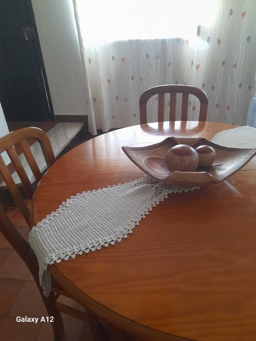 Estante mais mesa com cadeiras