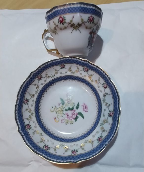Chávena de café e pires NG com armas da monarquia de Portugal