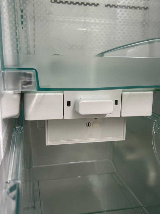 Вбудована преміальна морозильна камера
mod. FNS 37492  з Німечинни Б\В